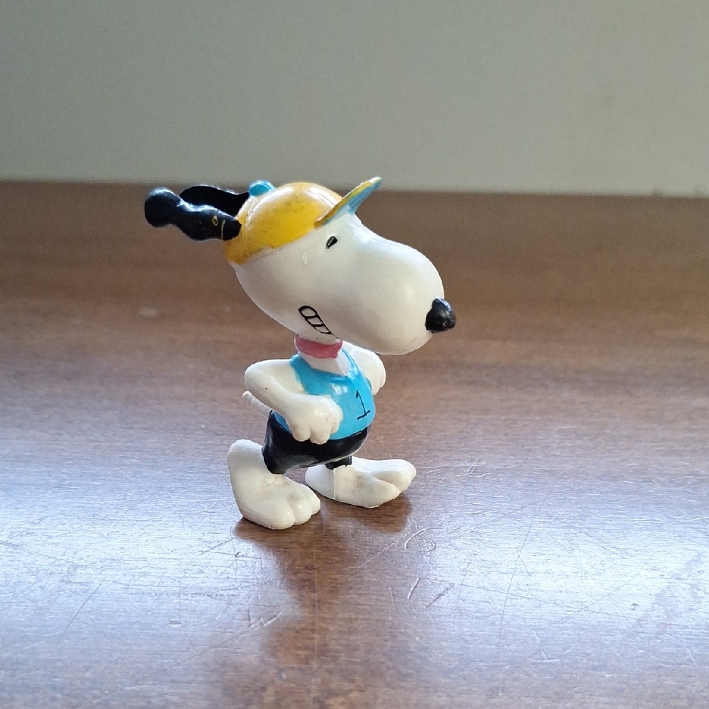 Snoopy Figurine with Yellow Hat Vintage 58,66 United Features